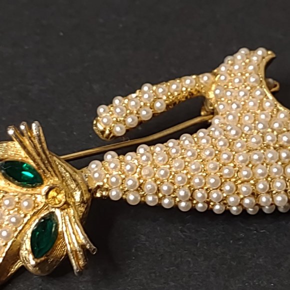 Gold Tone Faux Pearl Cat Brooch With Green Eyes - Picture 13 of 15